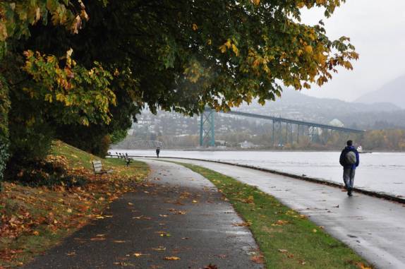 Caminhando na Sea Wall do Stanley Park, em Vancouver, no Canadá
